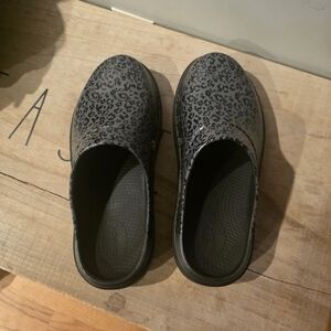 Oofos Gray Leopard Print Clogs